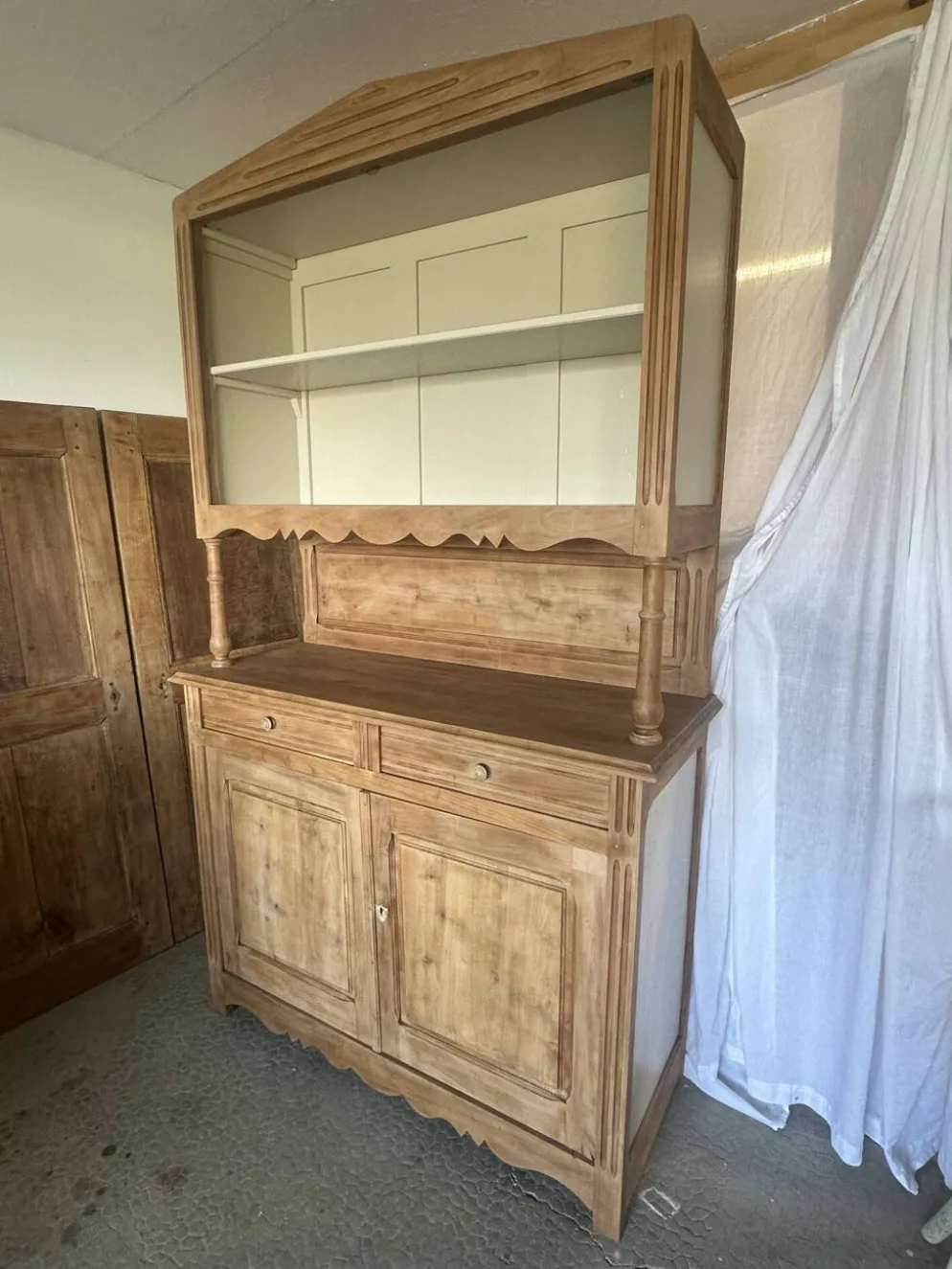 Ancien buffet, vaisselier double corps