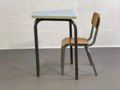 Ancien bureau d'écolier avec sa chaise mullca assortie