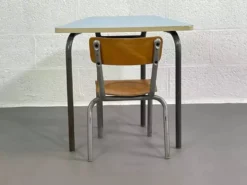 Ancien bureau d'écolier avec sa chaise mullca assortie