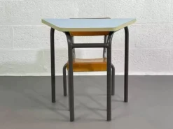Ancien bureau d'écolier avec sa chaise mullca assortie