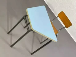 Ancien bureau d'écolier avec sa chaise mullca assortie