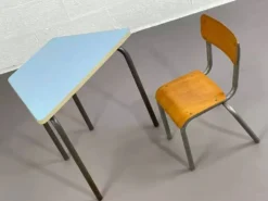 Ancien bureau d'écolier avec sa chaise mullca assortie