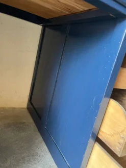 Ancien bureau des années 80 repeint en bleu