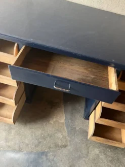 Ancien bureau des années 80 repeint en bleu
