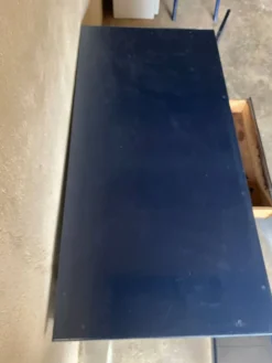 Ancien bureau des années 80 repeint en bleu