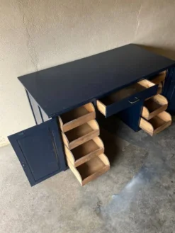 Ancien bureau des années 80 repeint en bleu