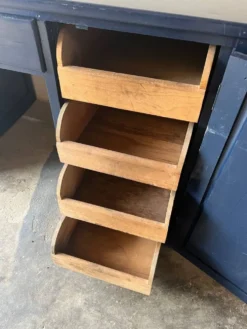 Ancien bureau des années 80 repeint en bleu