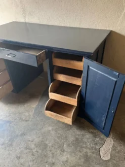 Ancien bureau des années 80 repeint en bleu