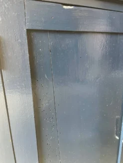 Ancien bureau des années 80 repeint en bleu