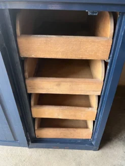 Ancien bureau des années 80 repeint en bleu