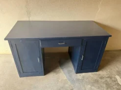 Ancien bureau des années 80 repeint en bleu