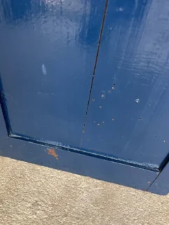 Ancien bureau des années 80 repeint en bleu