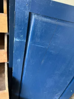 Ancien bureau des années 80 repeint en bleu