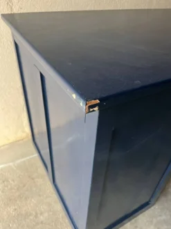 Ancien bureau des années 80 repeint en bleu