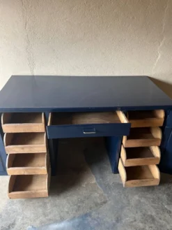 Ancien bureau des années 80 repeint en bleu