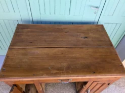Ancien bureau vintage en bois massif