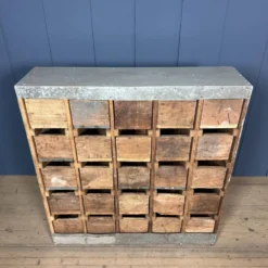 Ancien cabinet d'atelier gris clair avec 25 tiroirs.