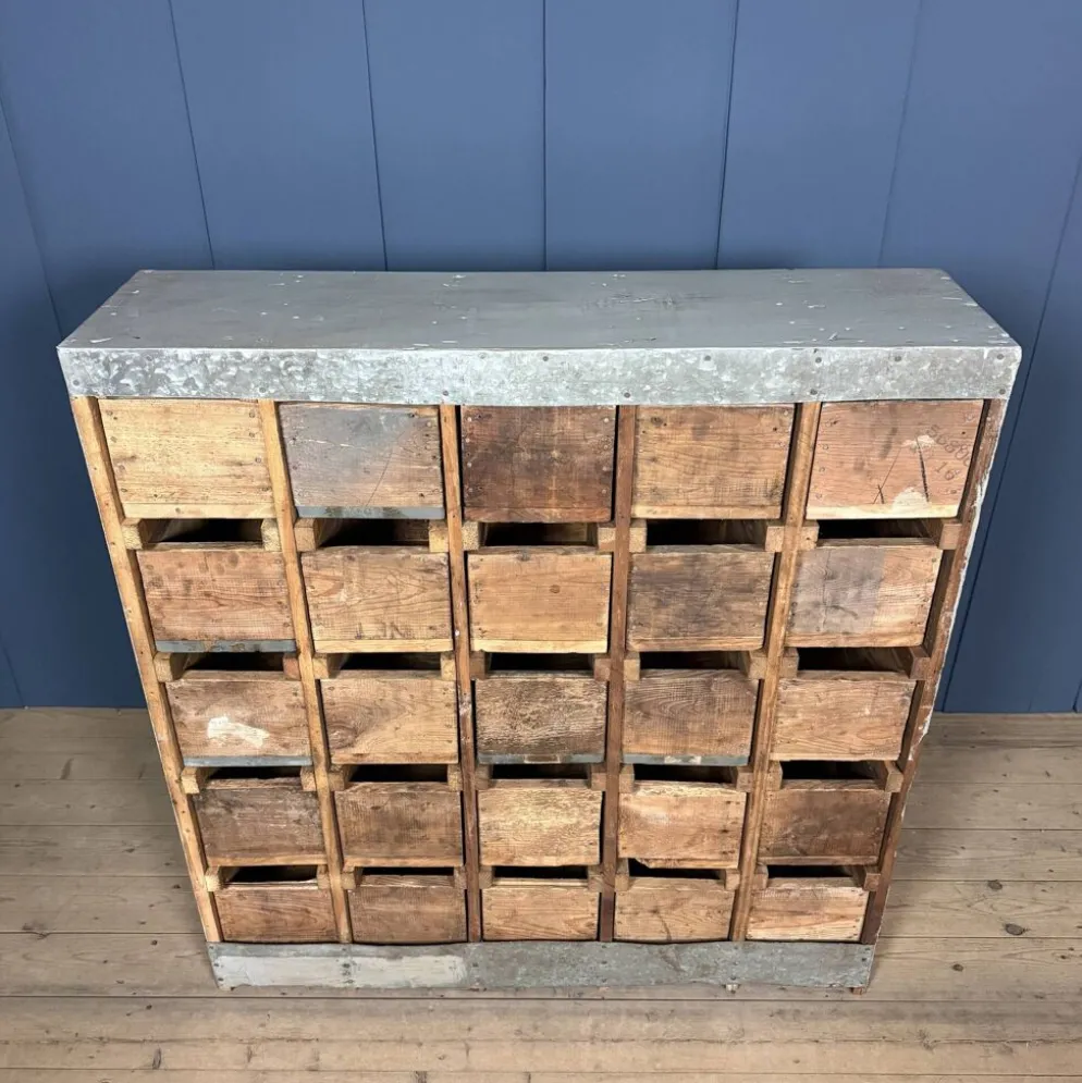 Ancien cabinet d'atelier gris clair avec 25 tiroirs.
