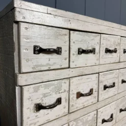 Ancien cabinet d'atelier gris clair avec 25 tiroirs.