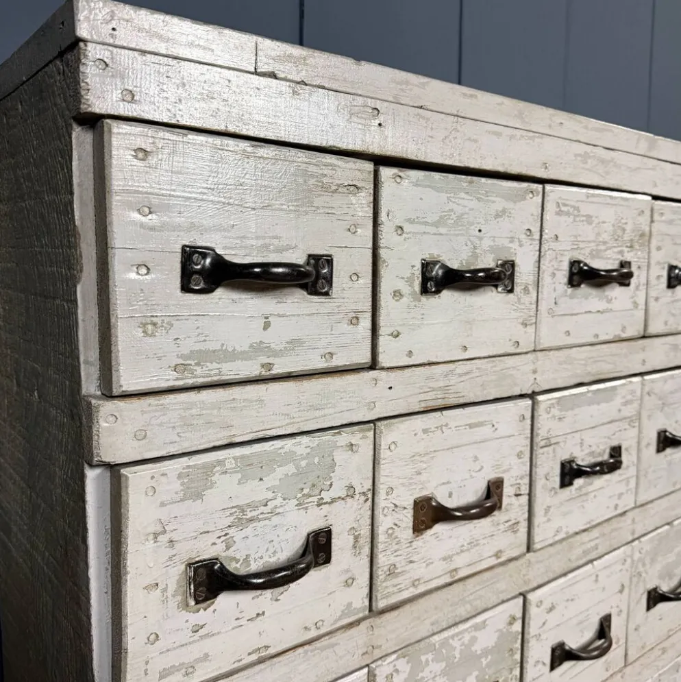 Ancien cabinet d'atelier gris clair avec 25 tiroirs.