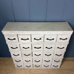 Ancien cabinet d'atelier gris clair avec 25 tiroirs.