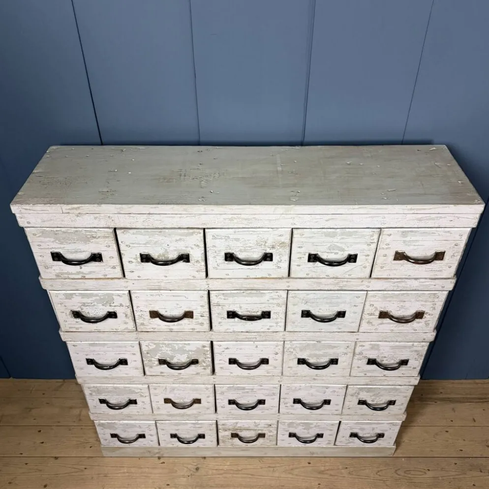 Ancien cabinet d'atelier gris clair avec 25 tiroirs.
