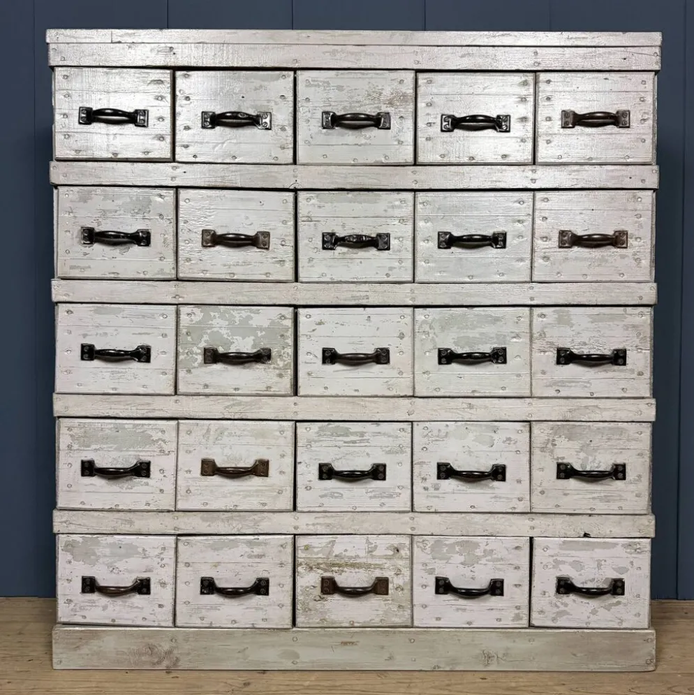 Ancien cabinet d'atelier gris clair avec 25 tiroirs.