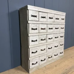 Ancien cabinet d'atelier gris clair avec 25 tiroirs.