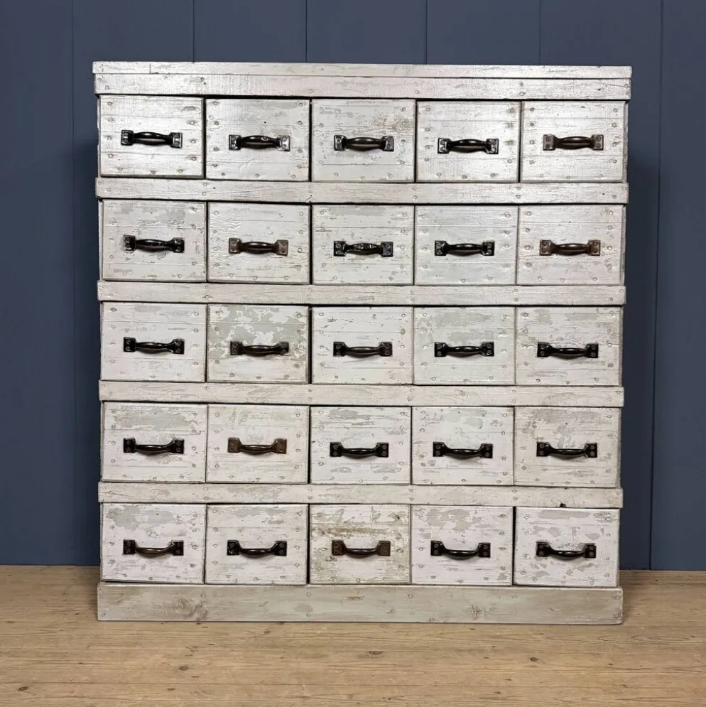 Ancien cabinet d'atelier gris clair avec 25 tiroirs.