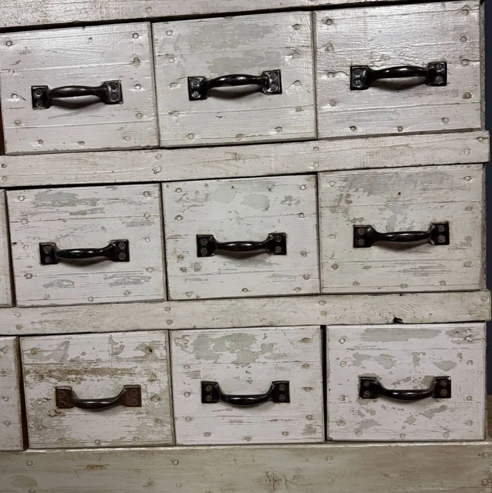 Ancien cabinet d'atelier gris clair avec 25 tiroirs.