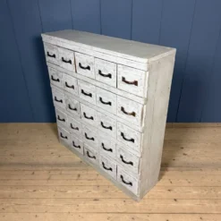 Ancien cabinet d'atelier gris clair avec 25 tiroirs.