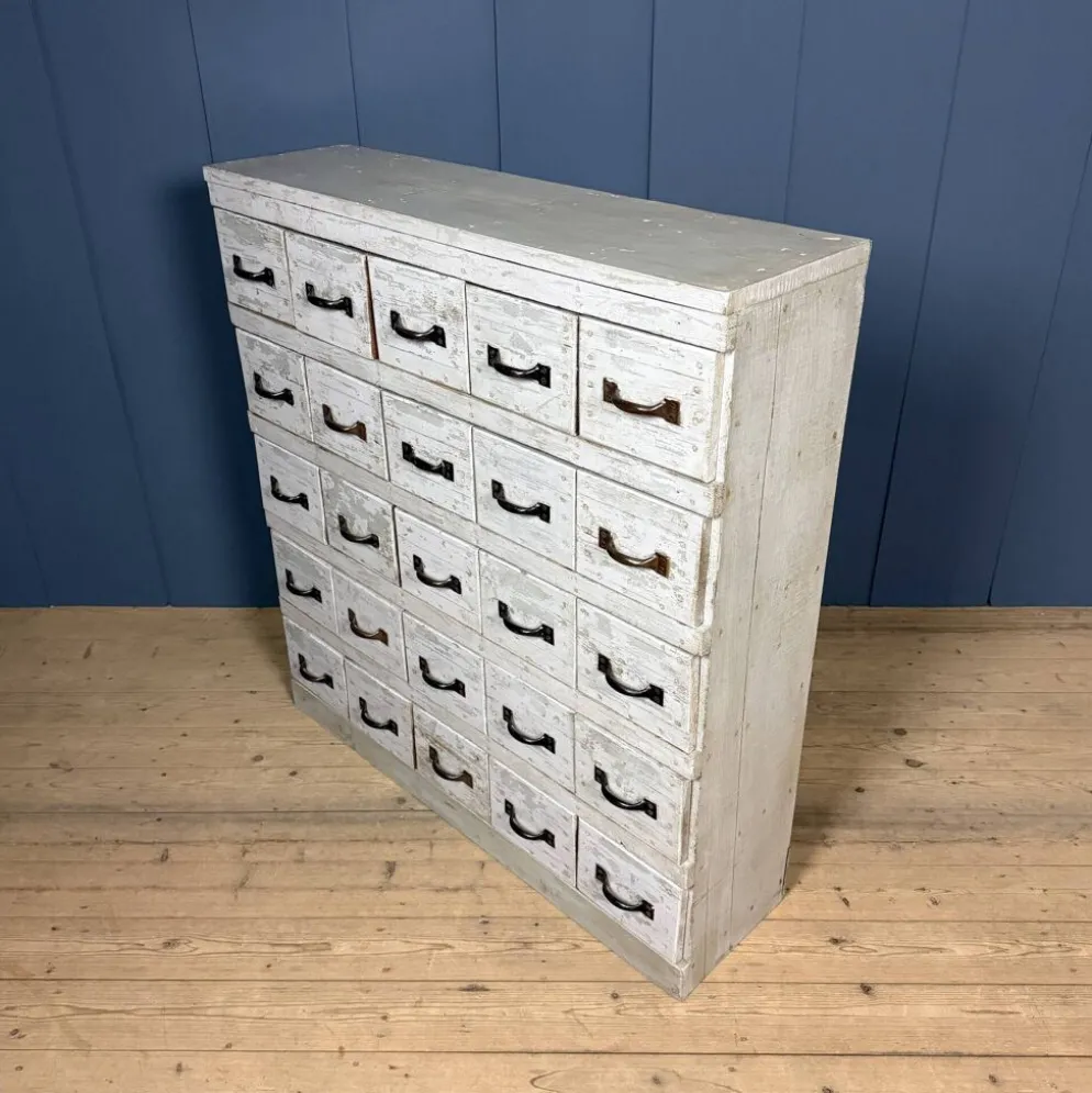 Ancien cabinet d'atelier gris clair avec 25 tiroirs.