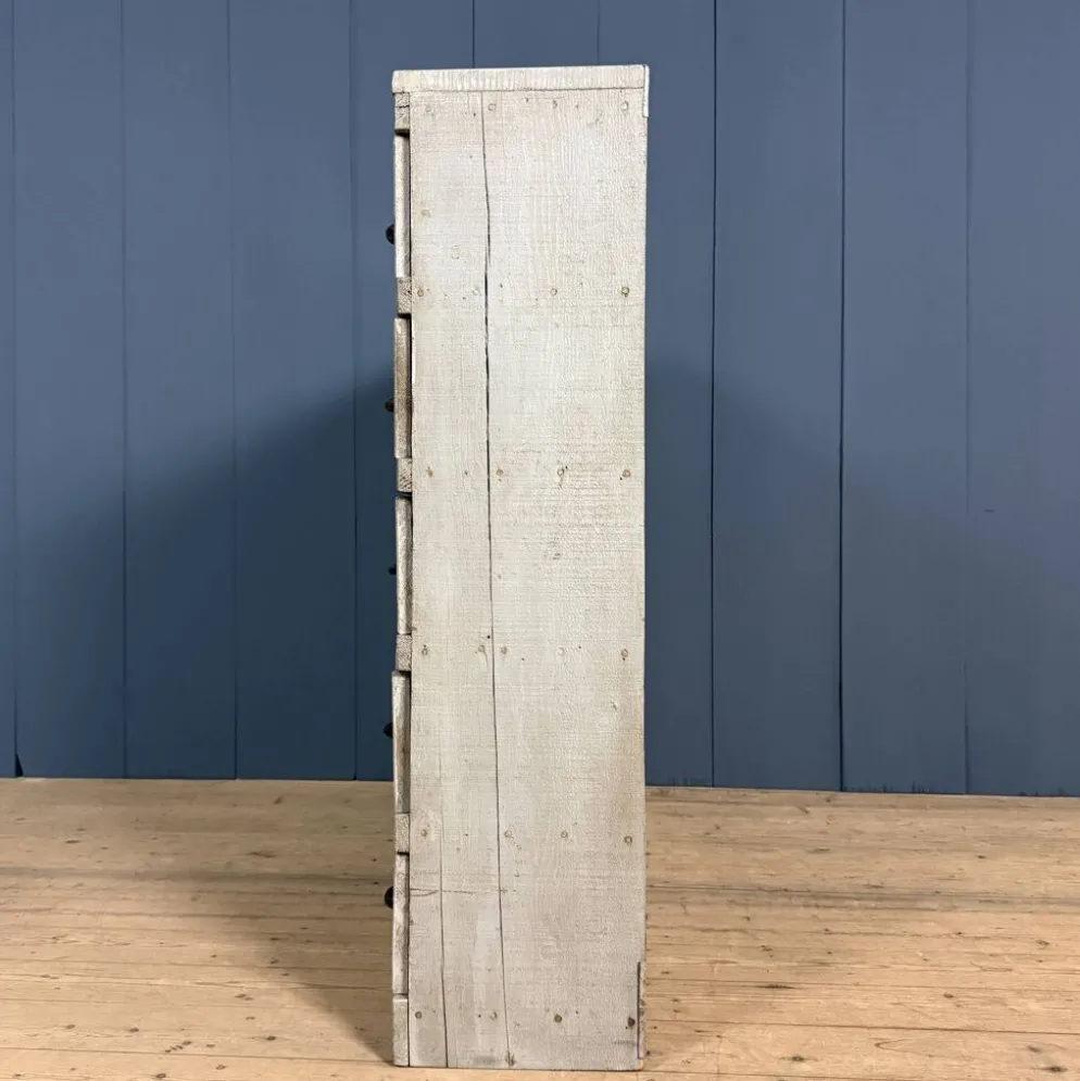 Ancien cabinet d'atelier gris clair avec 25 tiroirs.