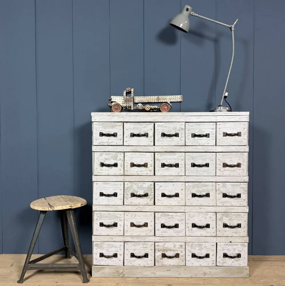 Ancien cabinet d'atelier gris clair avec 25 tiroirs.