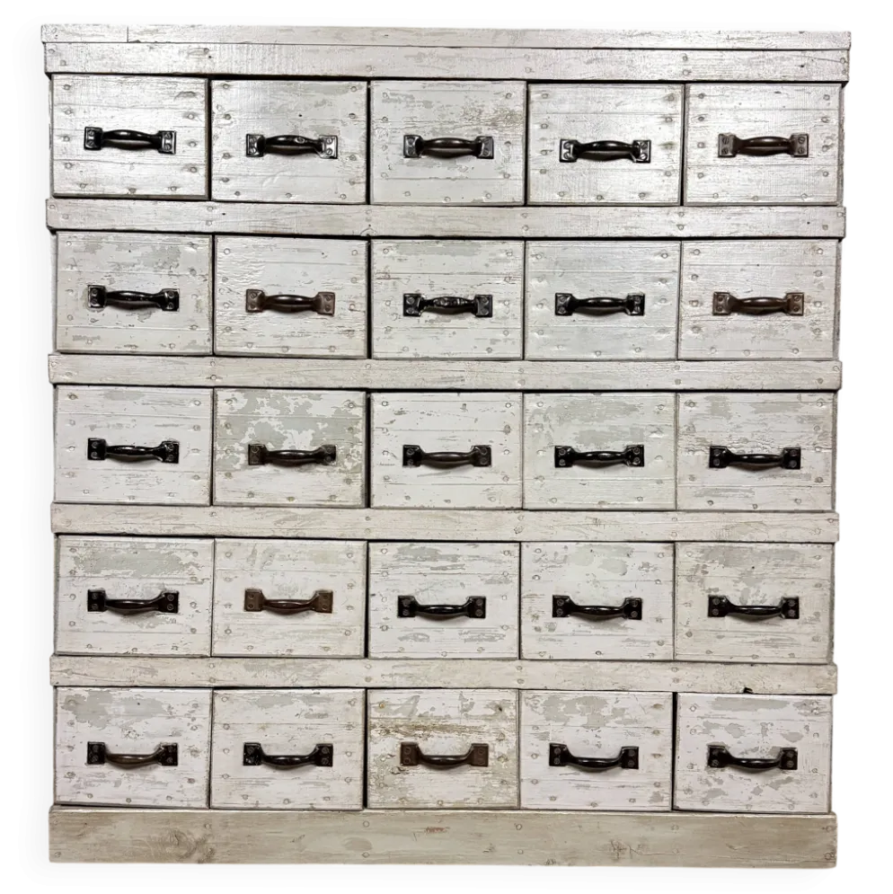 Ancien cabinet d'atelier gris clair avec 25 tiroirs.