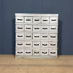 Ancien cabinet d'atelier gris clair avec 25 tiroirs.