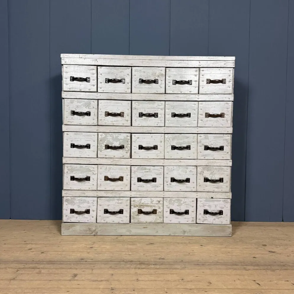 Ancien cabinet d'atelier gris clair avec 25 tiroirs.