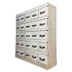 Ancien cabinet d'atelier gris clair avec 25 tiroirs.