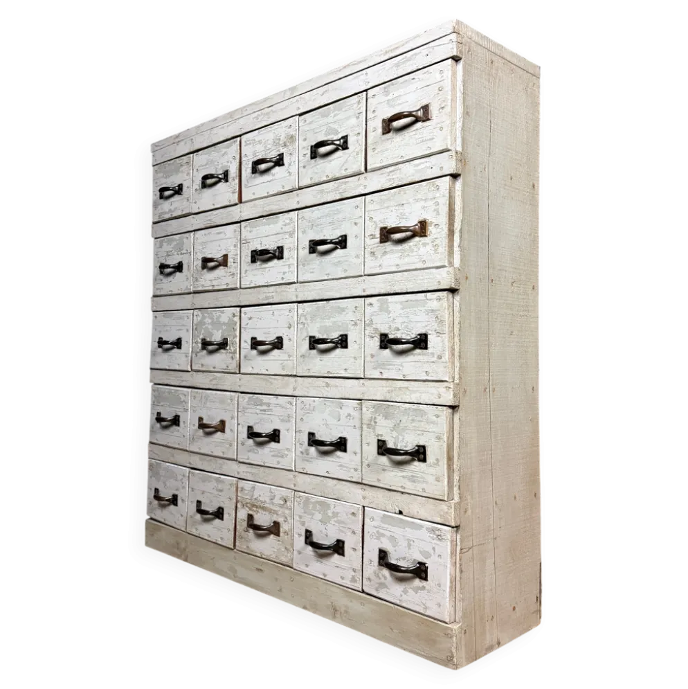 Ancien cabinet d'atelier gris clair avec 25 tiroirs.