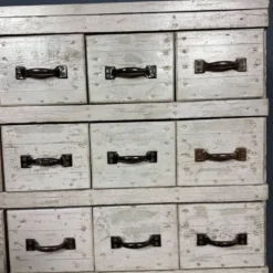 Ancien cabinet d'atelier gris clair avec 25 tiroirs.