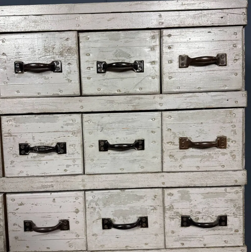 Ancien cabinet d'atelier gris clair avec 25 tiroirs.