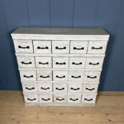Ancien cabinet d'atelier gris clair avec 25 tiroirs.