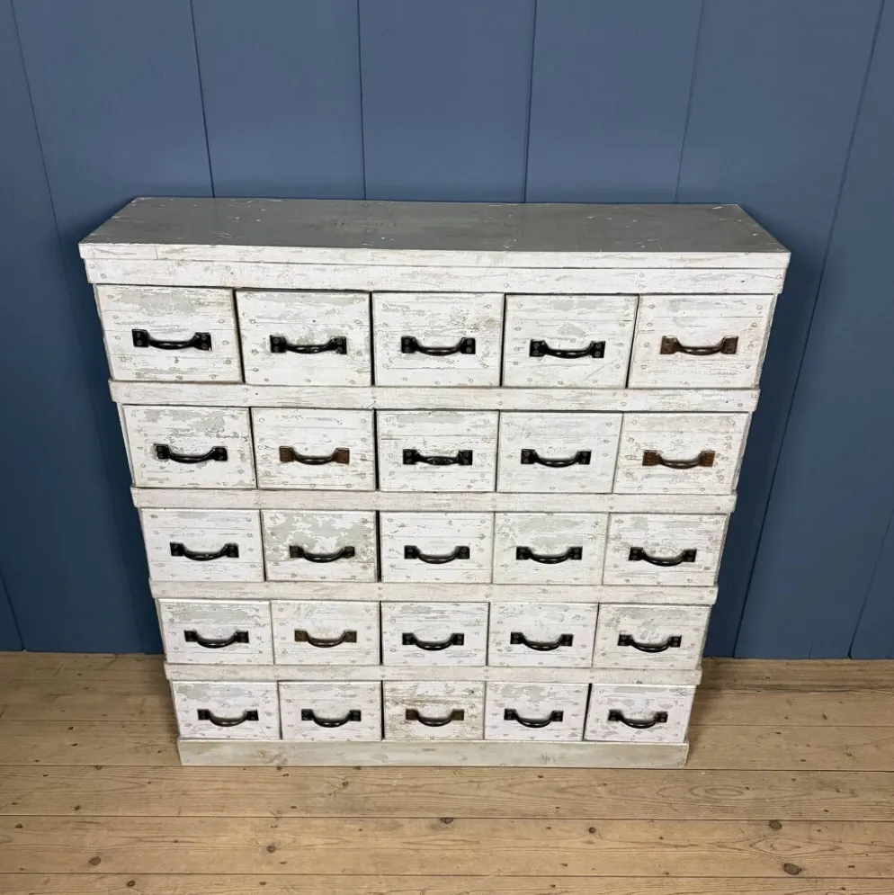 Ancien cabinet d'atelier gris clair avec 25 tiroirs.