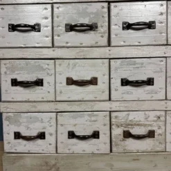 Ancien cabinet d'atelier gris clair avec 25 tiroirs.