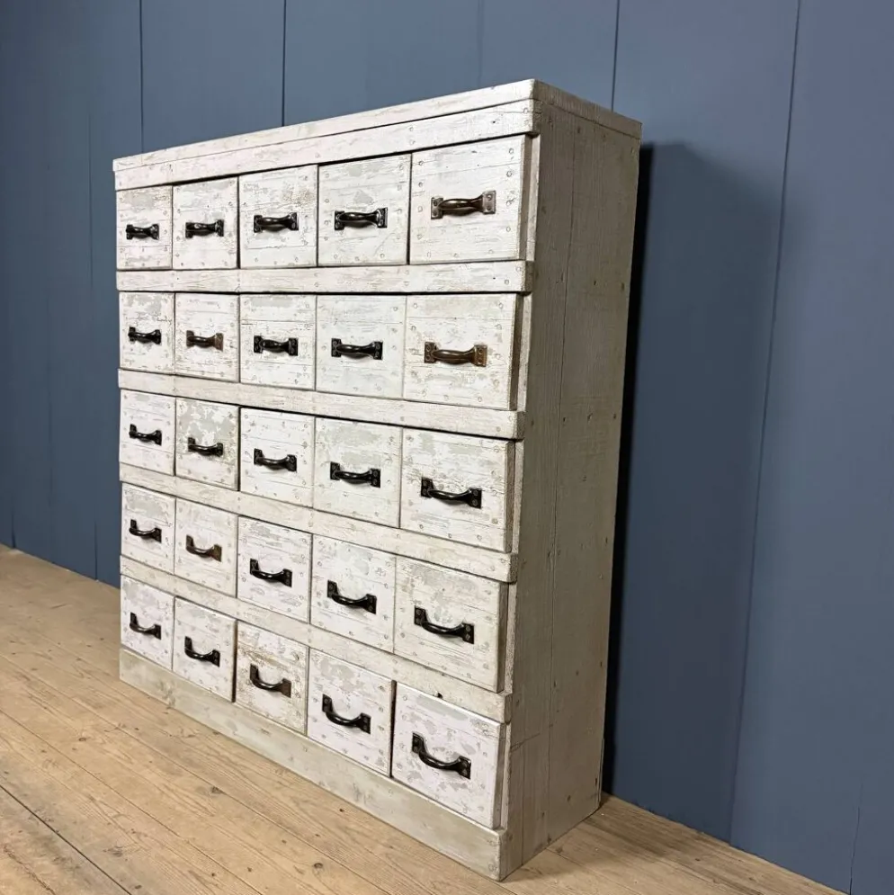 Ancien cabinet d'atelier gris clair avec 25 tiroirs.