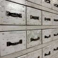 Ancien cabinet d'atelier gris clair avec 25 tiroirs.