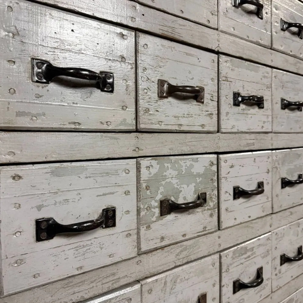 Ancien cabinet d'atelier gris clair avec 25 tiroirs.