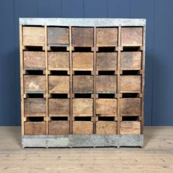 Ancien cabinet d'atelier gris clair avec 25 tiroirs.