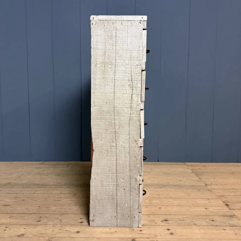 Ancien cabinet d'atelier gris clair avec 25 tiroirs.