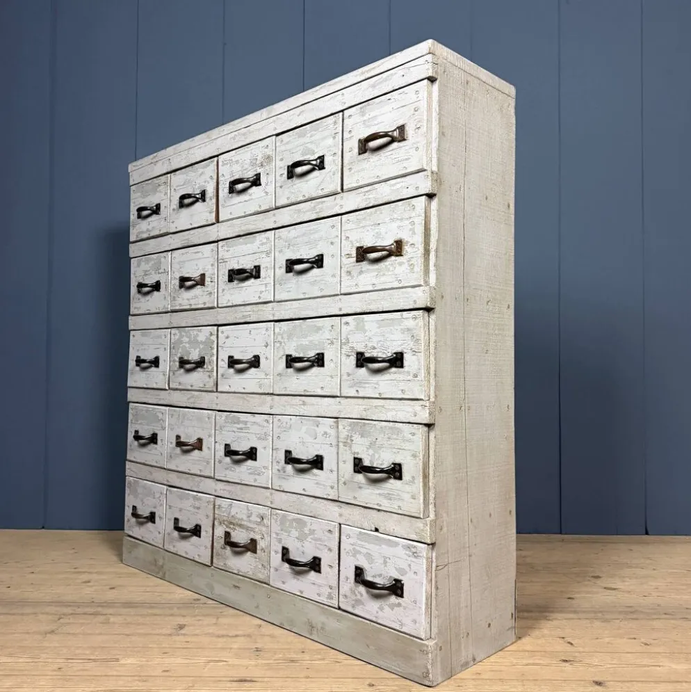Ancien cabinet d'atelier gris clair avec 25 tiroirs.